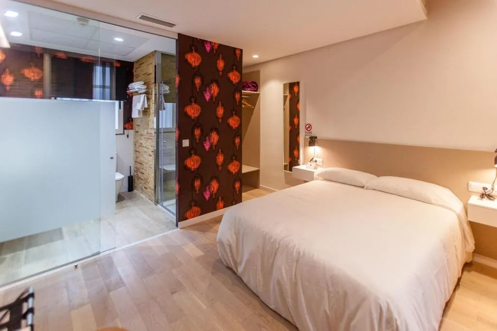 Room, Host & Home, Valencia