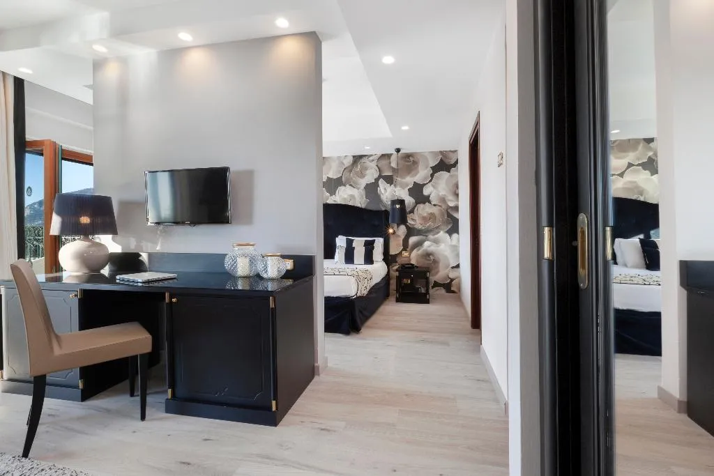 JUNIOR SUITE SEA VIEW ONE BEDROOM Room, Nastro Azzurro Resort, Naples
