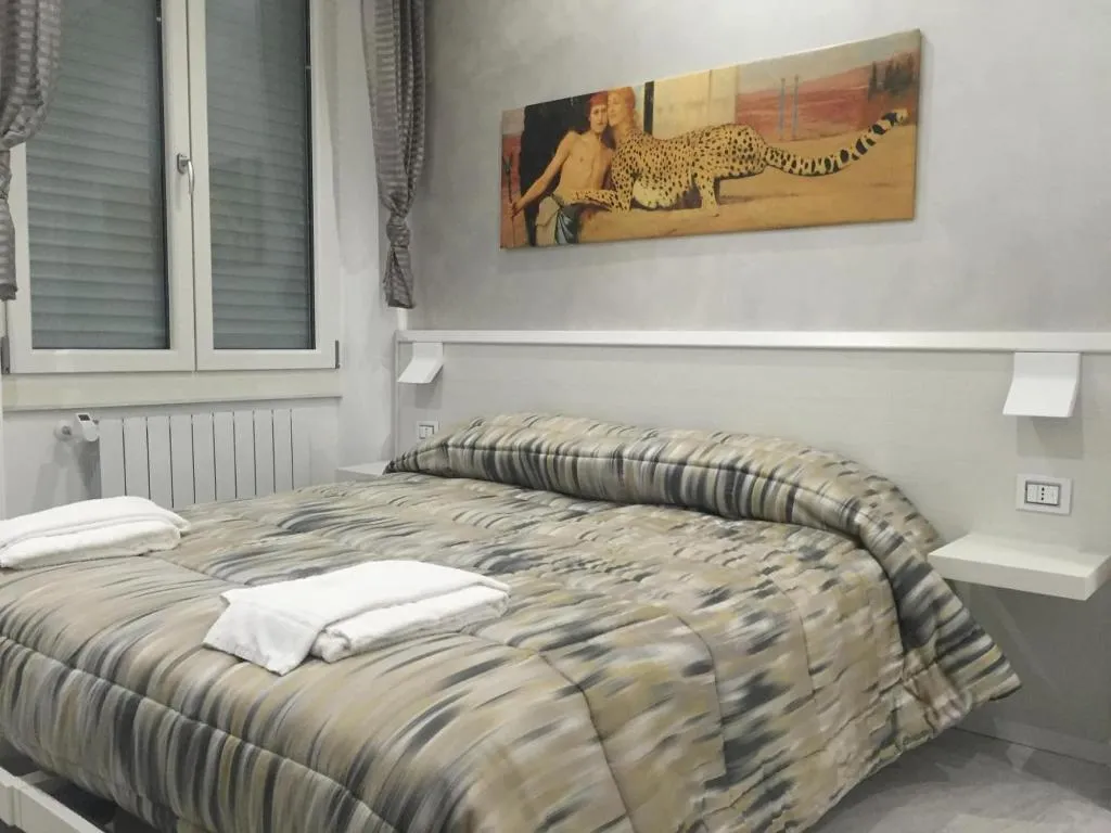Room, Picaflor, Milan