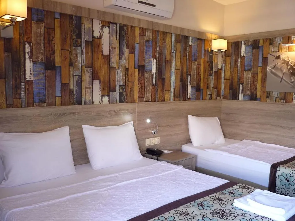Room, Street61 Studios, Dalaman