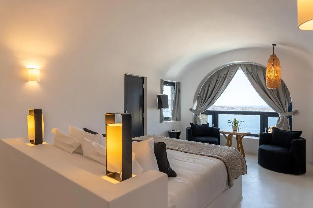 DOUBLE DELUXE ONE BED Room, Charisma Suites, Santorini