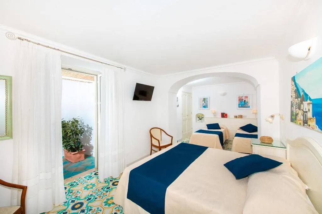QUADRUPLE SUPERIOR SEA FRONT Room, Pensione Casa Guadagno, Naples