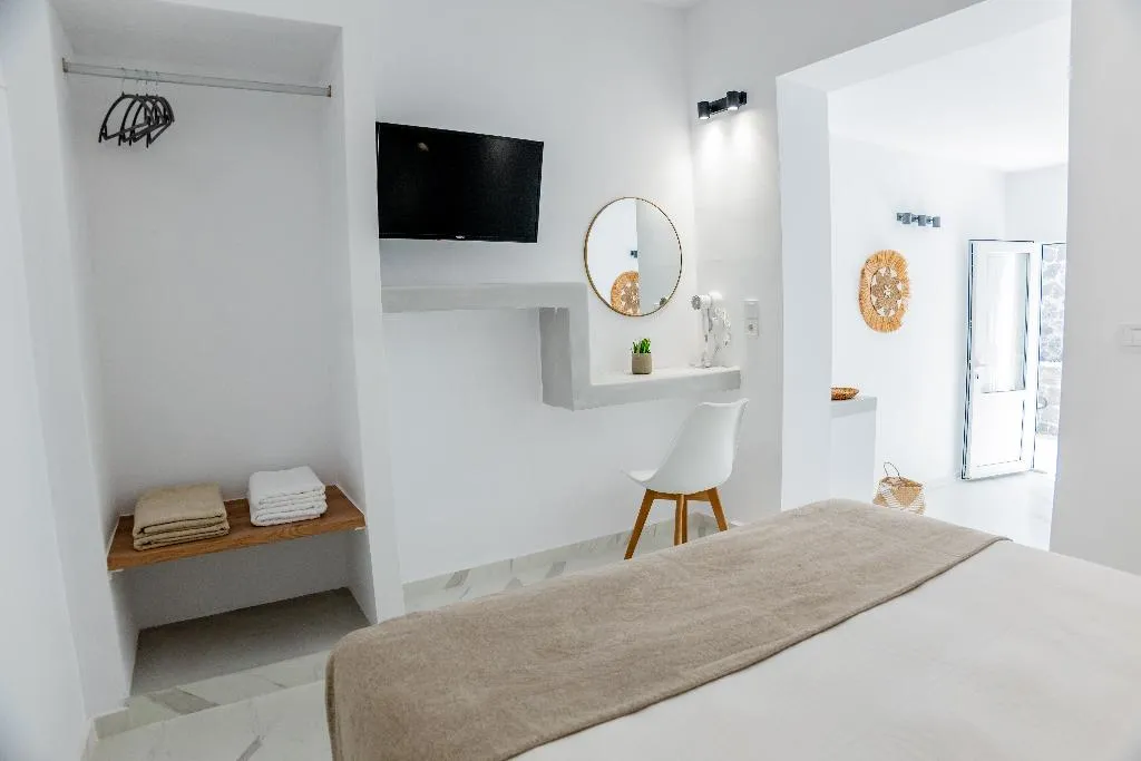 QUADRUPLE STANDARD Room, Kýma Perissa, Santorini
