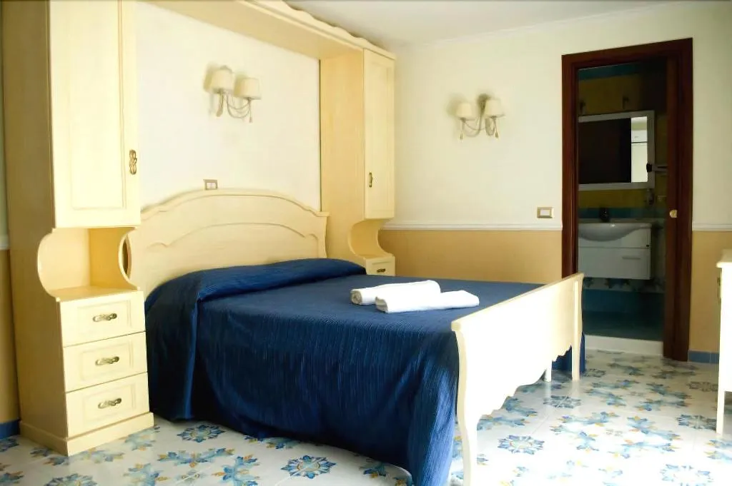 Room, Bed And Breakfast Medea, Naples