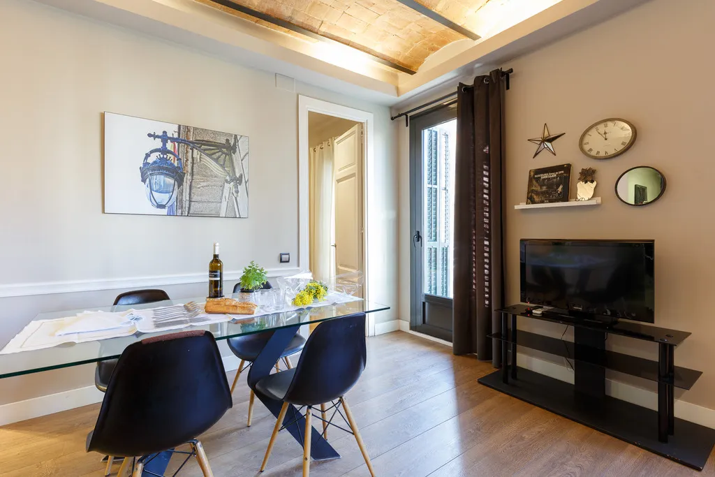 APARTMENT CAPACITY 5 Room, AinB Eixample-Miro Apartments, Barcelona