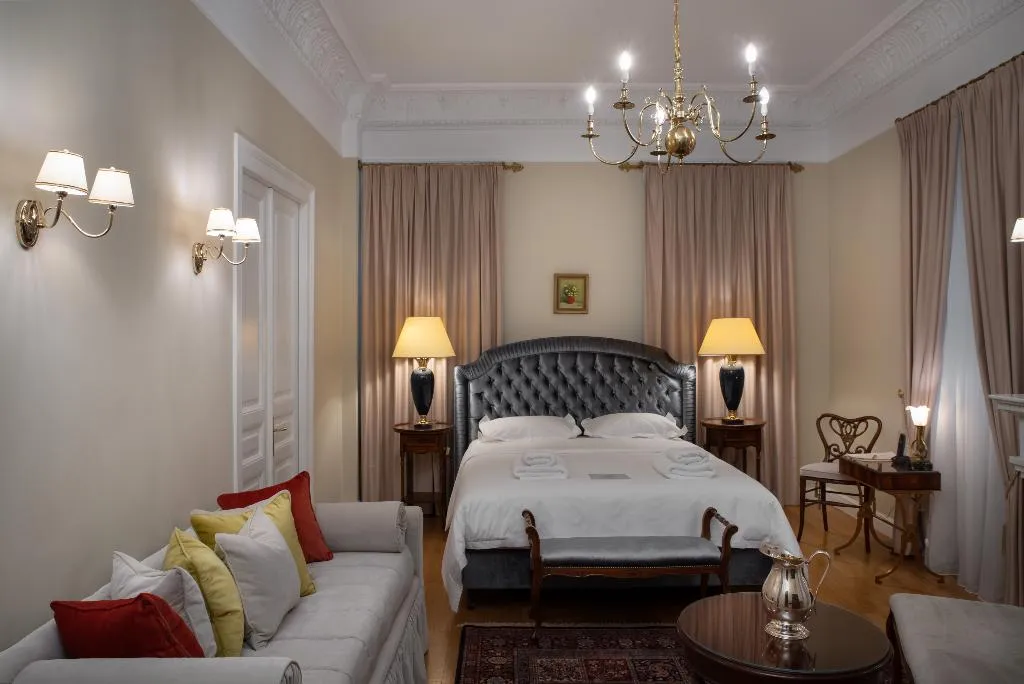 FAMILY ROOM CAPACITY 4 Room, Noble Suites, Athens