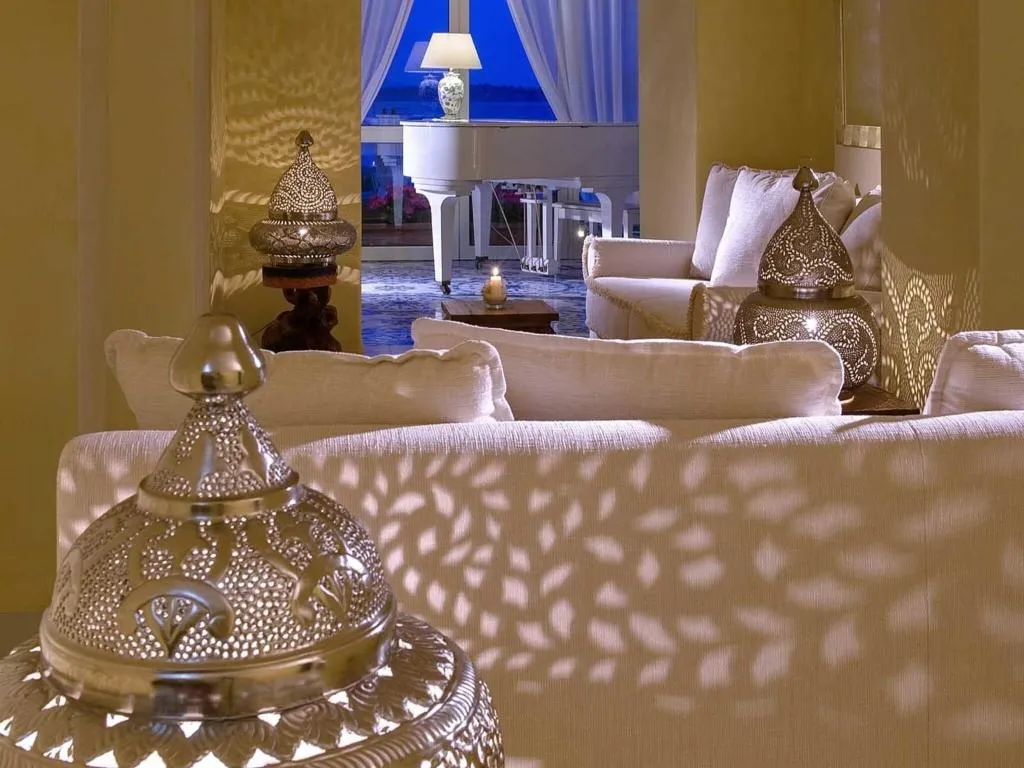 Lobby, Miramare e Castello, Naples