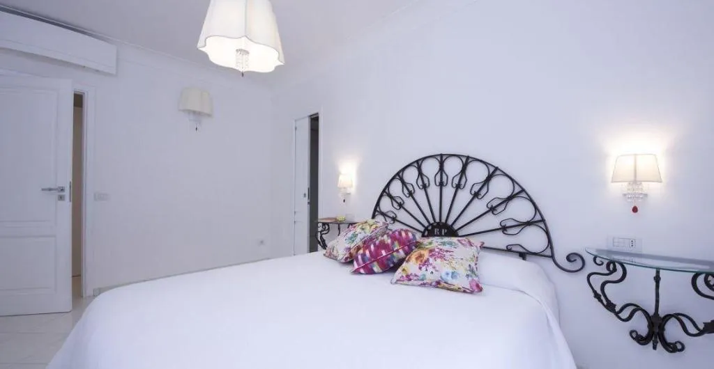 Room, La Valle Delle Ferriere, Naples