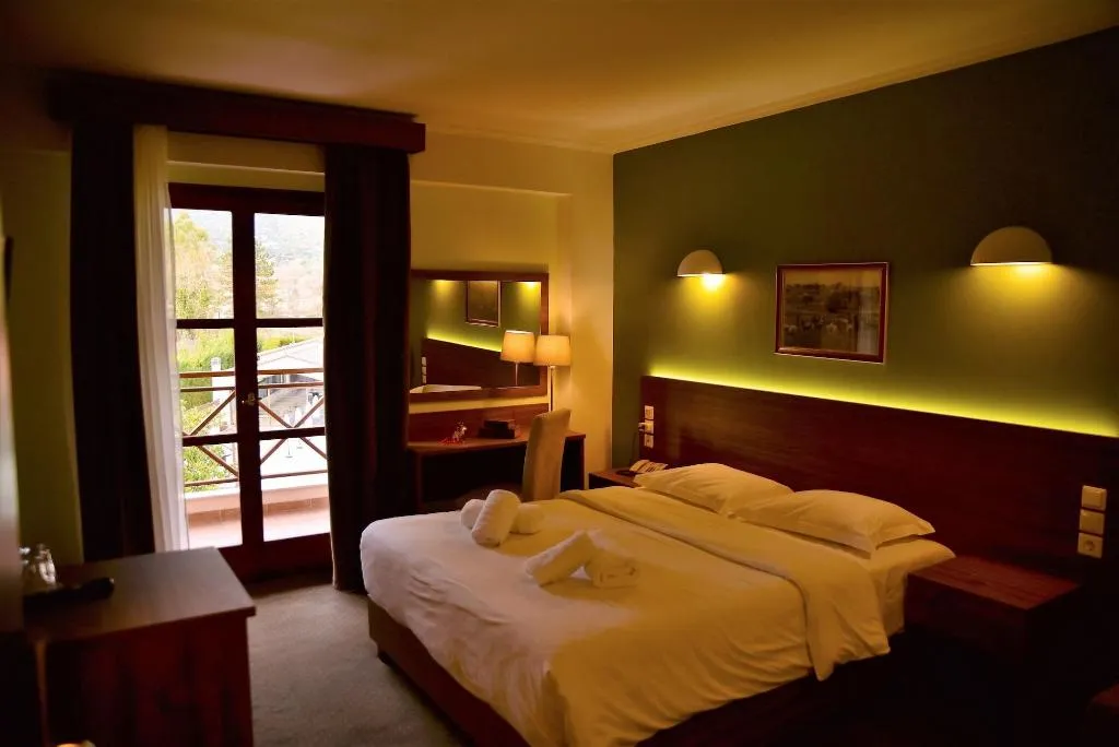 Room, Mont Helmos, Athens