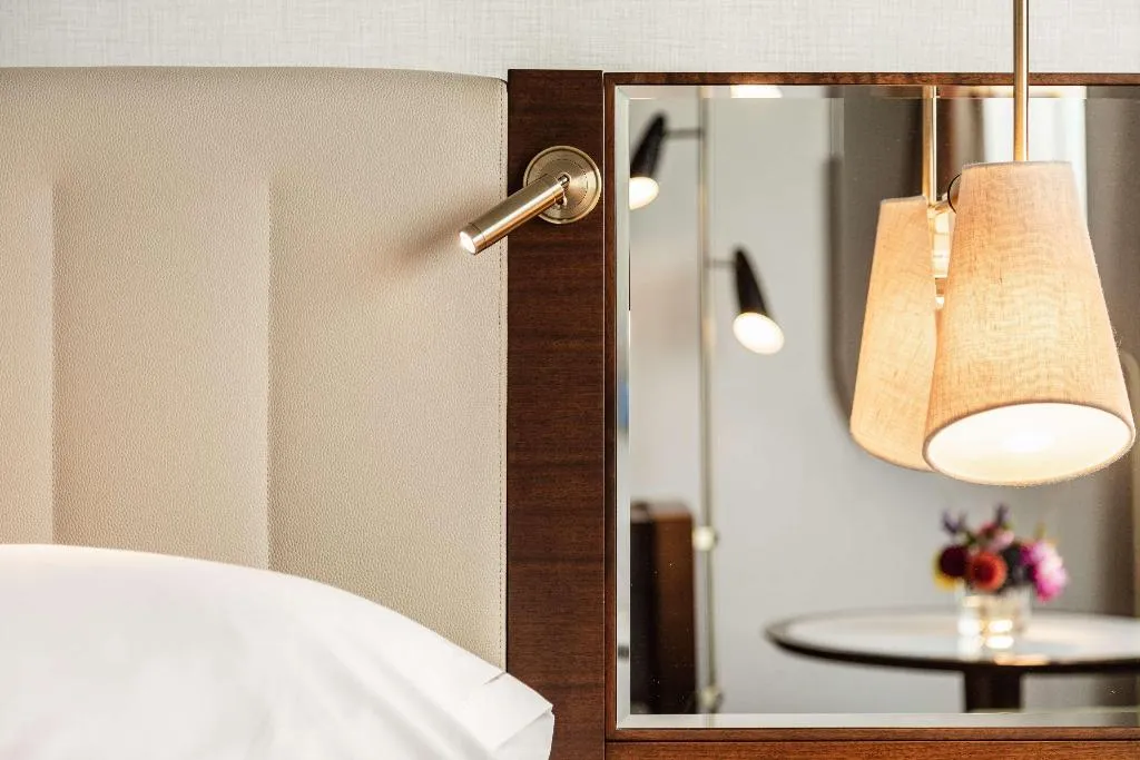 DOUBLE DELUXE KING BED Room, Hilton Amsterdam, Amsterdam