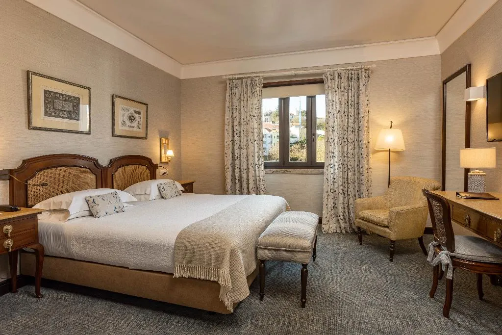 JUNIOR SUITE ONE BED Room, Lisboa Plaza, Lisbon