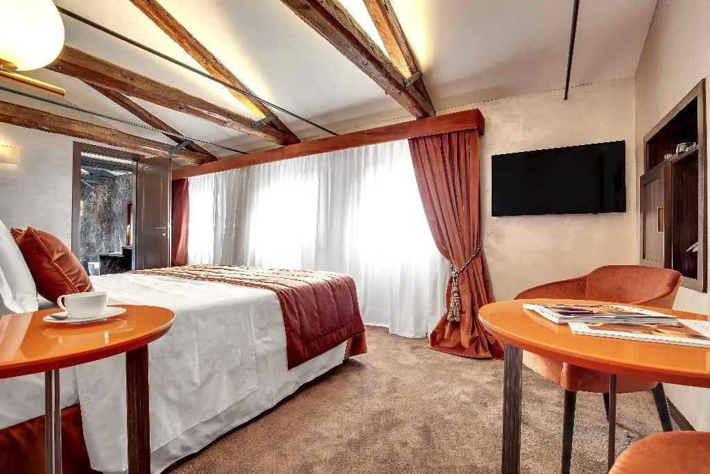 JUNIOR SUITE STANDARD Room, Dona Palace, Venice