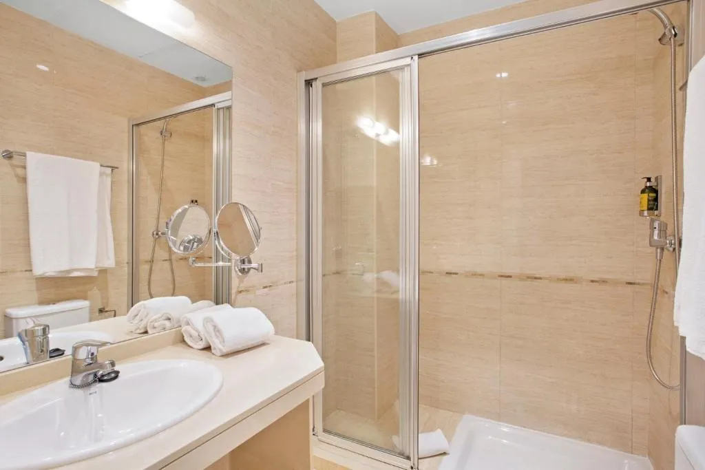 APARTMENT TWO BEDROOMS Room, Apartamentos Metrópolis Sevilla, Seville