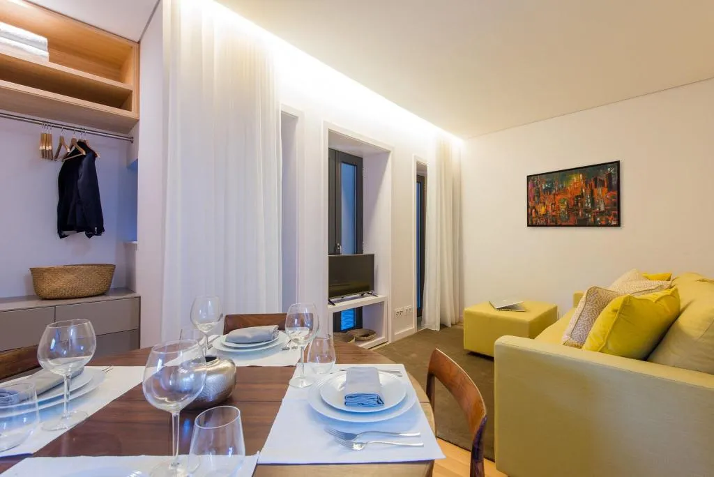 Room, Domum, Porto