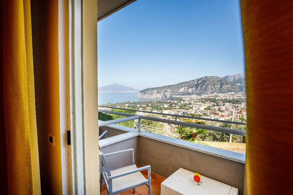 DOUBLE PARTIAL SEA VIEW Room, Art Hotel Gran Paradiso, Naples