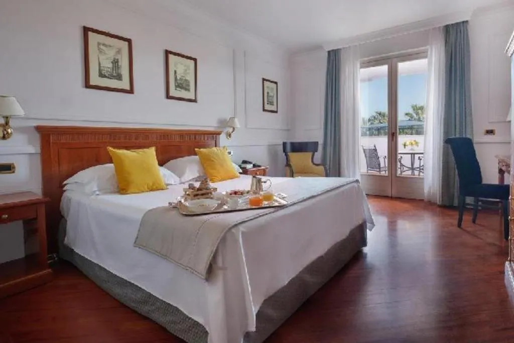 Room, Savoy Beach, Naples