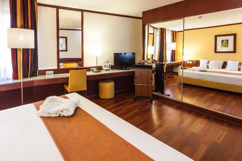 SUITE KING SIZE BED Room, Holiday Inn Lisbon Continental, Lisbon