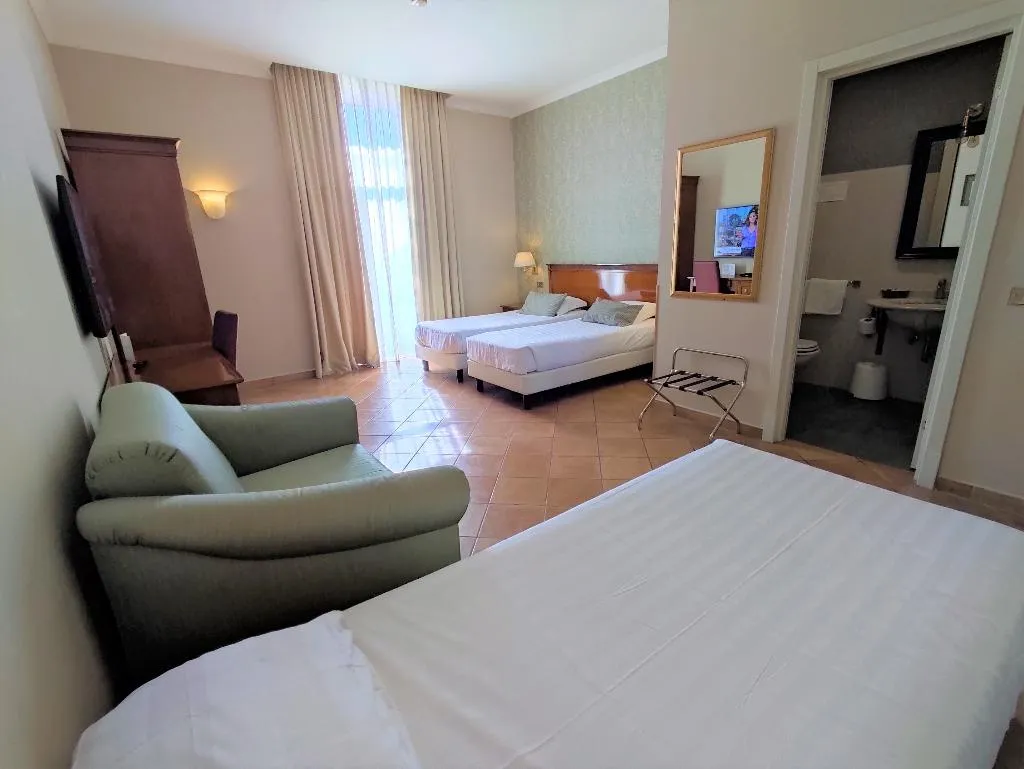 QUADRUPLE STANDARD Room, Hotel Nuvo, Naples