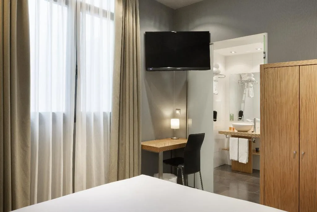DOUBLE SINGLE USE BASIC Room, Petit Palace Tres Cruces Spain, Madrid