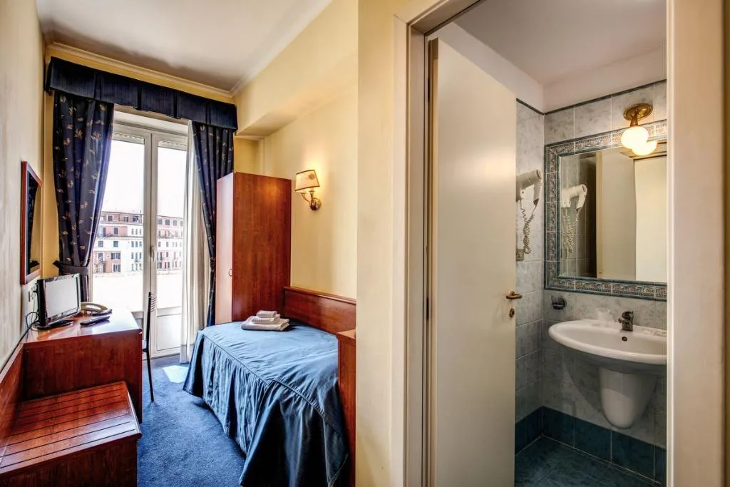 Room, Laura, Rome