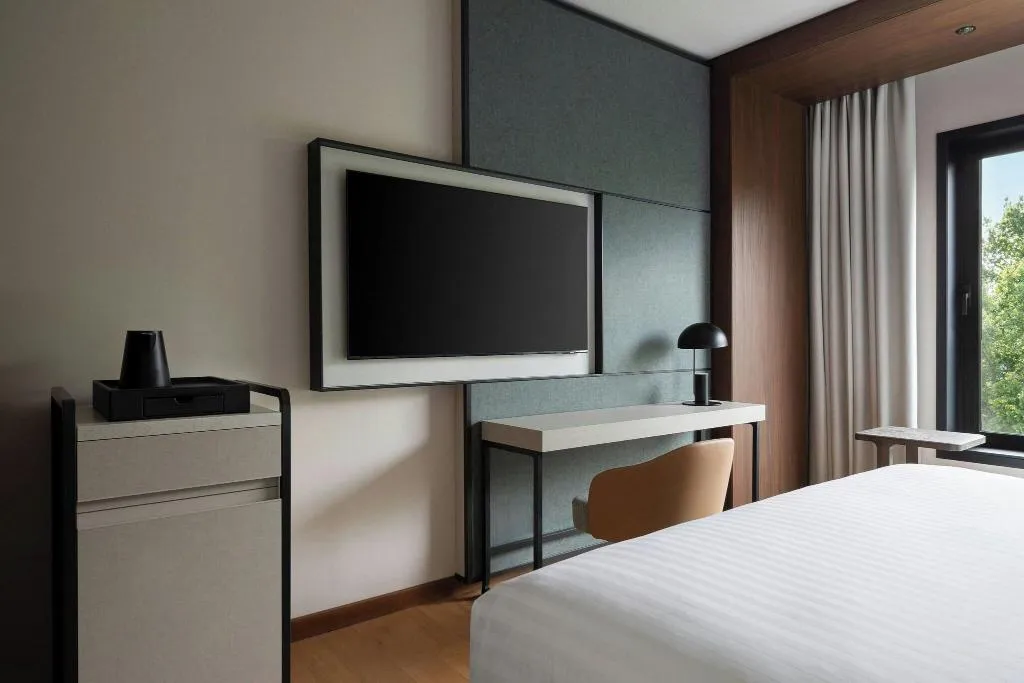DOUBLE DELUXE KING BED Room, Marriott Hotel Milan, Milan