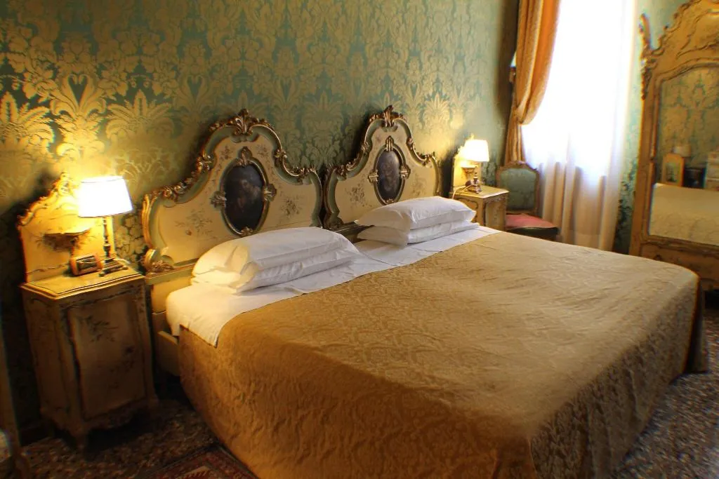 SUITE QUEEN SIZE BED Room, Palazzo Abadessa, Venice