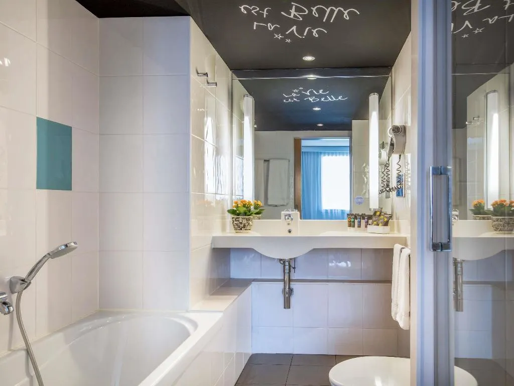 DOUBLE EXECUTIVE QUEEN BED Room, Novotel Barcelona Cornella, Barcelona