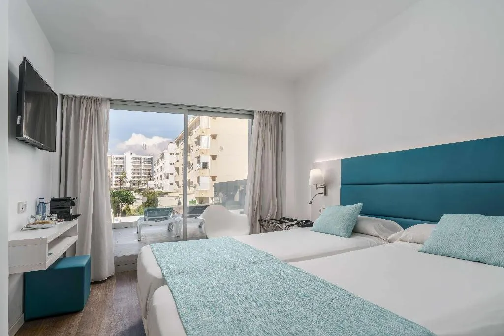 Room, Alua Leo, Majorca