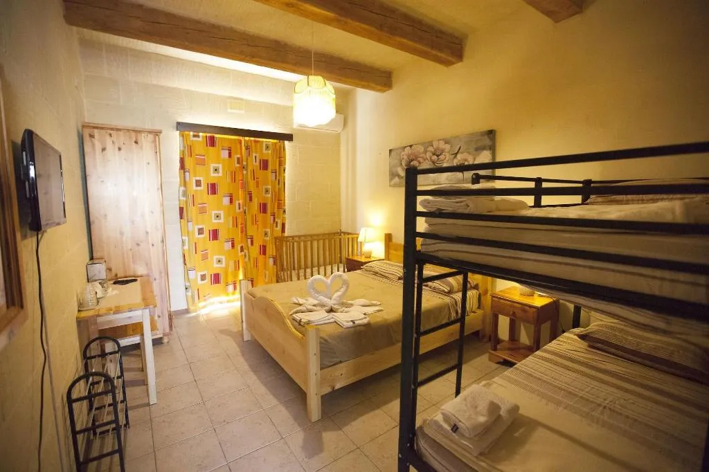 Room, Grotto's Paradise B&B, Gozo