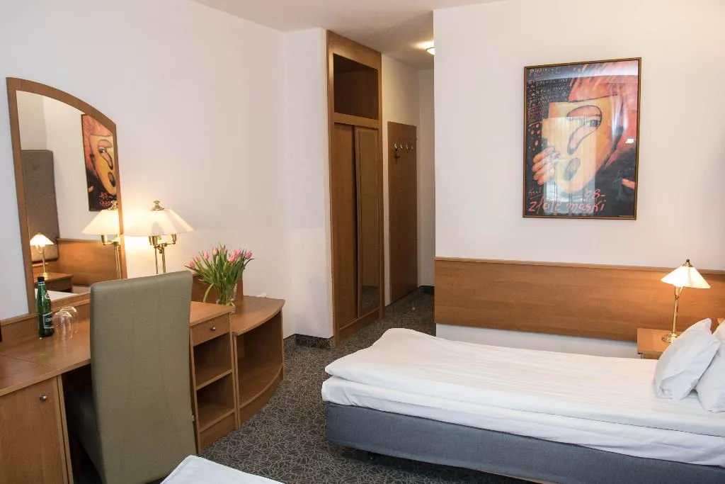 TRIPLE STANDARD Room, Dwor w Tomaszowicach, Krakow
