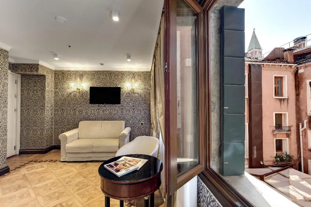 JUNIOR SUITE STANDARD Room, Dona Palace, Venice