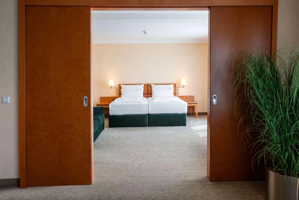 SUITE CAPACITY 6 Room, Best Western Premier Airporthotel Berlin, Berlin