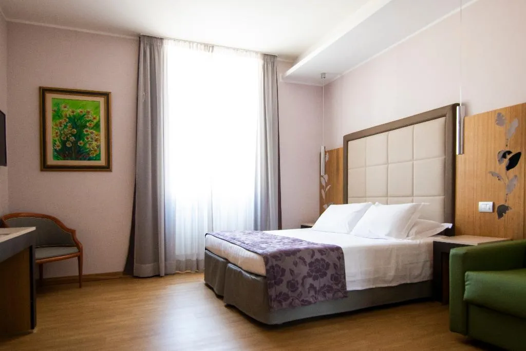 TRIPLE WITH VIEWS Room, Giolli Nazionale, Rome