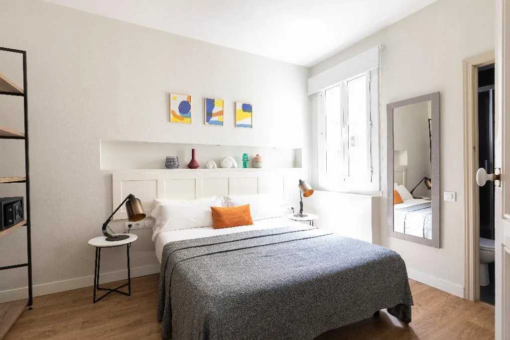 APARTMENT TWO BEDROOMS TWO BATHROOMS Room, Aspasios Urquinaona Design, Barcelona