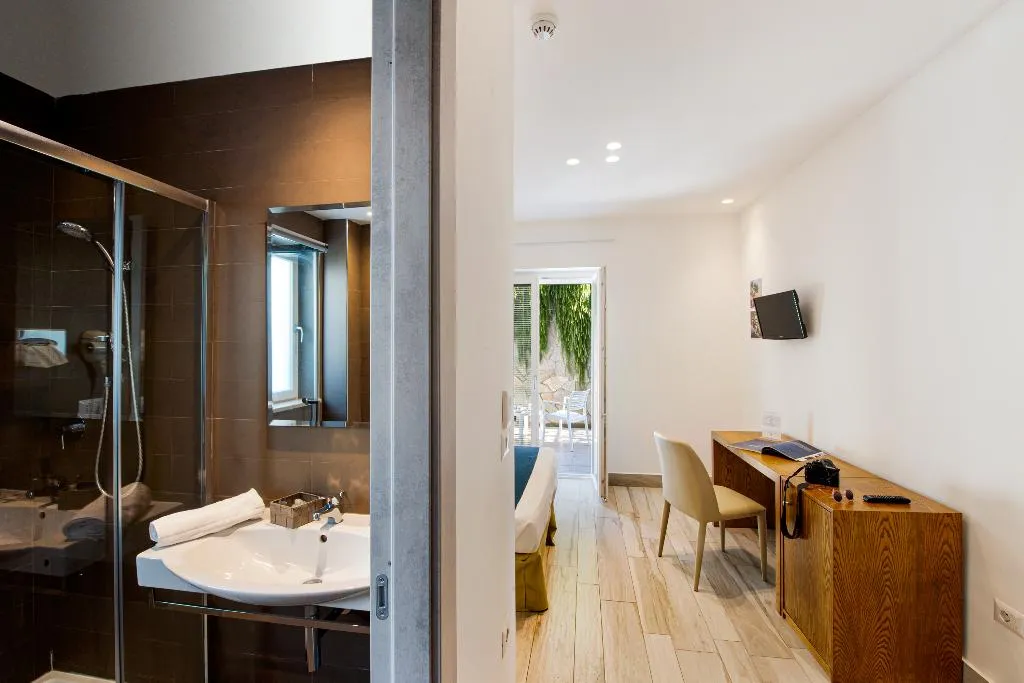 Double or Twin GARDEN VIEW Room, Relais Manfredi, Naples