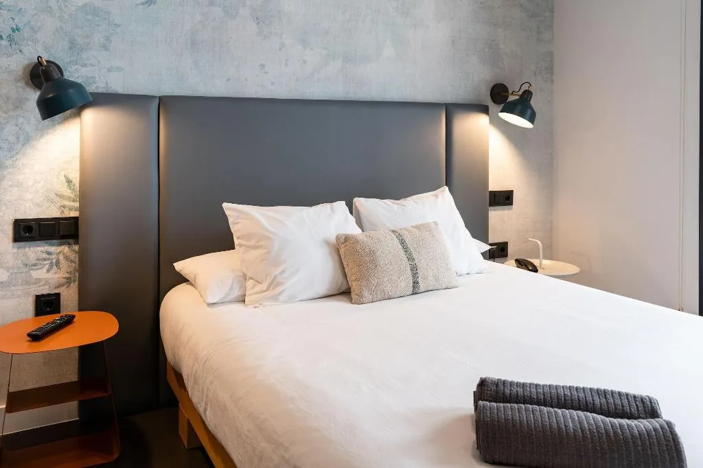 Room, Welldone Quality-Crystal Pool, Seville