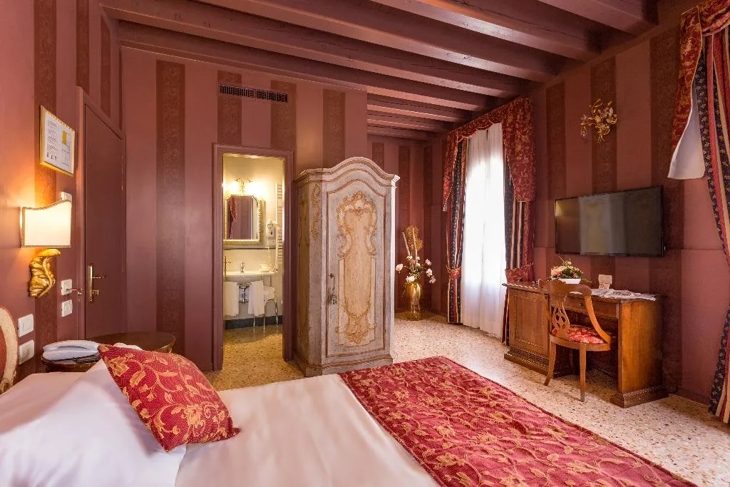 Double or Twin CANAL VIEW Room, Tiziano, Venice