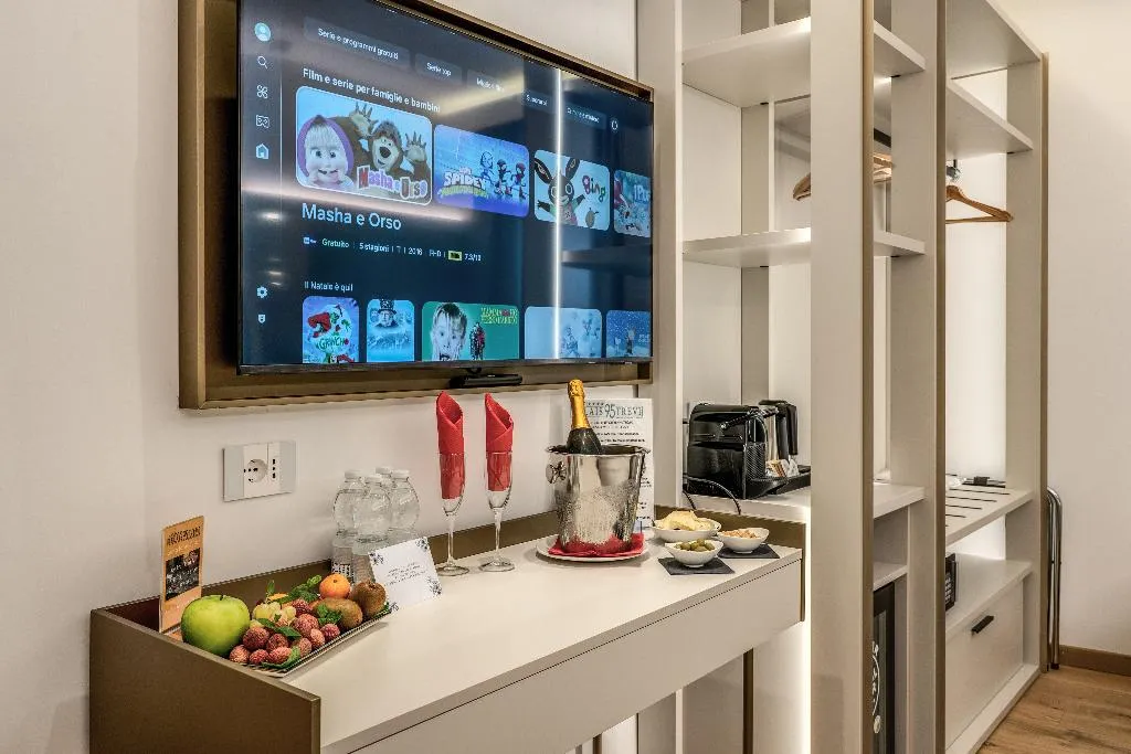 QUADRUPLE STANDARD Room, Relais Trevi 95 Boutique Hotel, Rome
