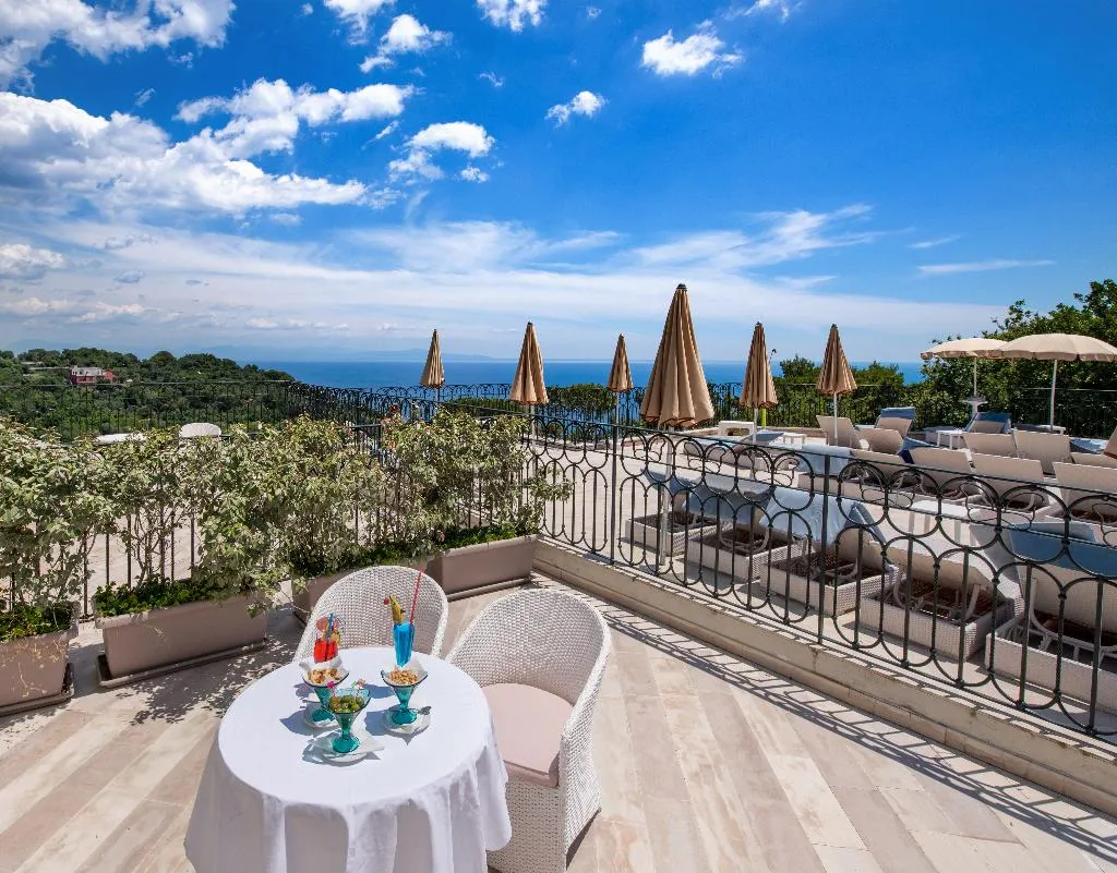 JUNIOR SUITE SEA VIEW ONE BEDROOM Room, Nastro Azzurro Resort, Naples