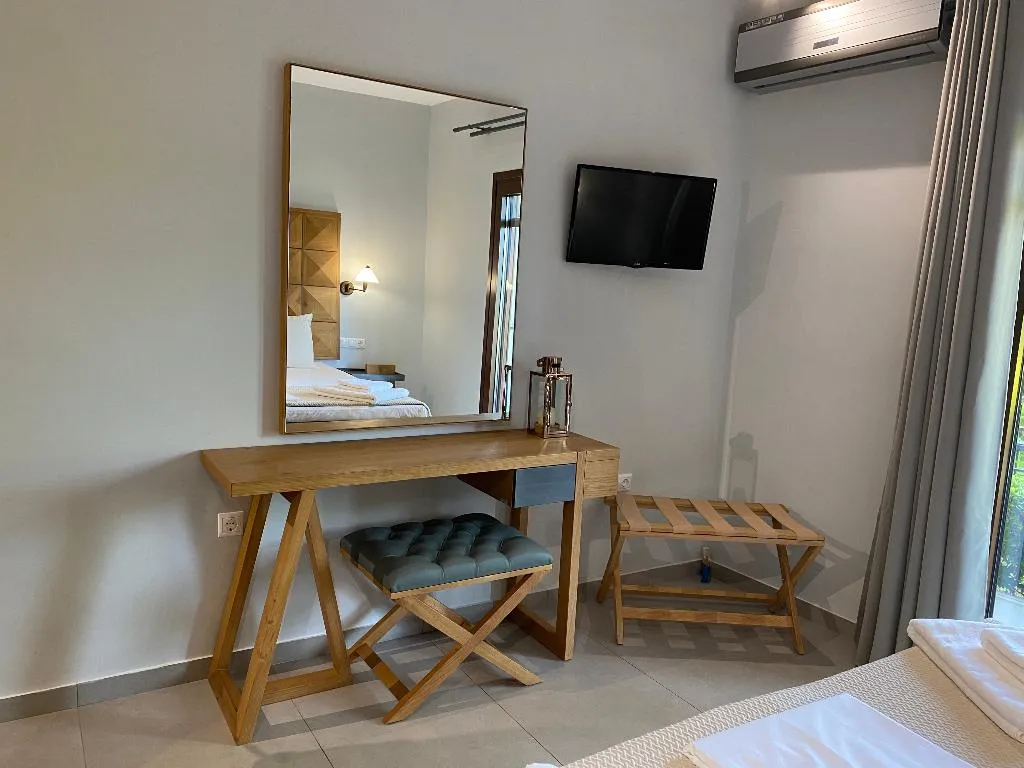 STUDIO DELUXE ONE BED Room, Villa Xanthippi, Skiathos