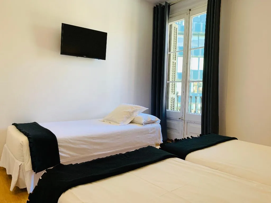 TRIPLE Shared external bathroom Room, Super Balmes Guest House, Barcelona