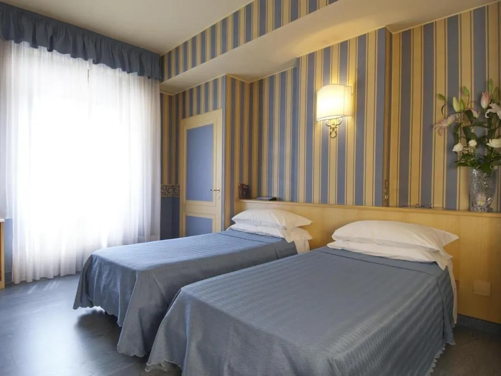 Room, Garda, Milan