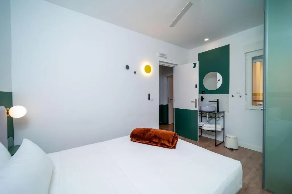 Room, Angelitomad, Madrid