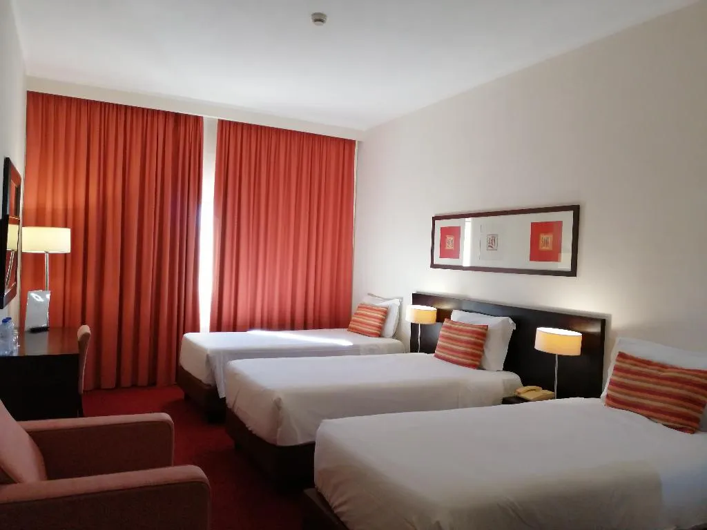 Room, Monaco, Algarve