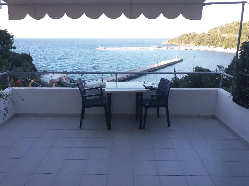 STUDIO CAPACITY 2 Room, Harbour View, Kalamata