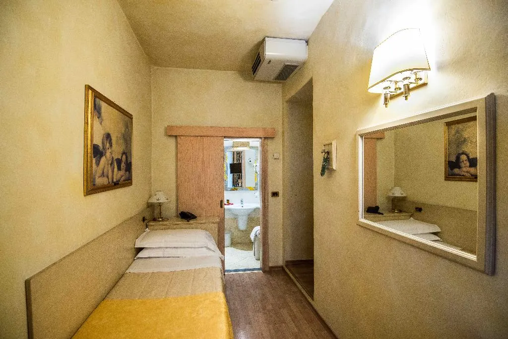 SINGLE STANDARD Room, Alba Palace, Florence