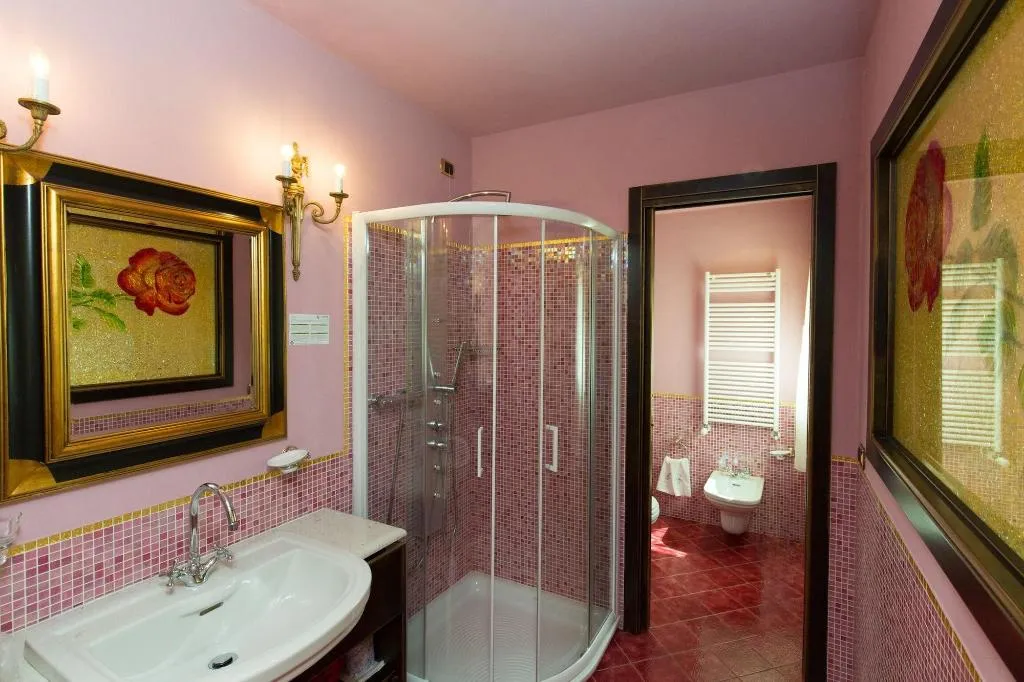 Room, Serenella, Milan