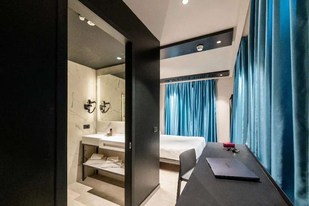 DOUBLE SINGLE USE SUPERIOR QUEEN BED Room, Smart Hotel Milano Central Station, Milan