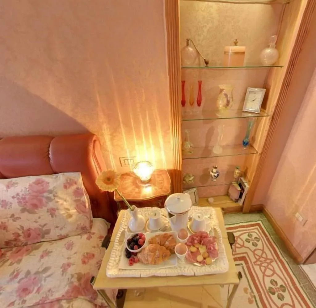 Room, Cavour 10, Florence