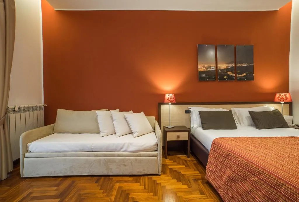 Room, Bed & Breakfast Chiaia 32, Naples